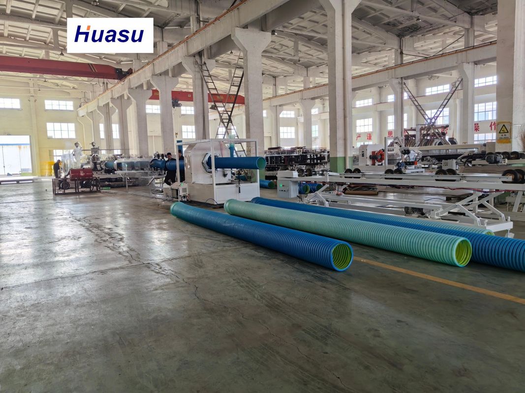 Máy đùn ống gân PVC với công suất 60-2000kg/h, đường kính ống 32-1600mm, có quy trình cắt trực tuyến