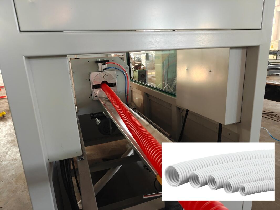 Dây chuyền đùn ống sóng đơn thành đơn làm mát bằng nước với một phễu nạp và 1 bộ tạo sóng đảm bảo quy trình sản xuất ổn định