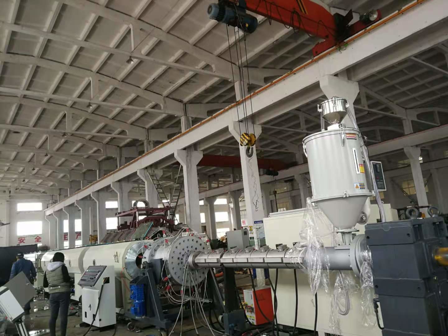 Dây chuyền sản xuất ống PE 600kg / H 400mm Cấp nước